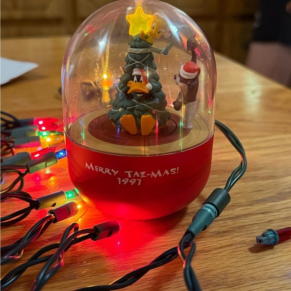 1997 Hallmark Looney Tunes "Merry Taz-Mas!" Magic Ornament - Picture 1 of 9